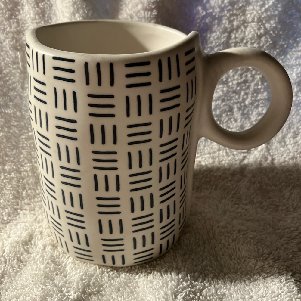 Tabletops Gallery White Mug with Black Geometric Pattern 16 oz